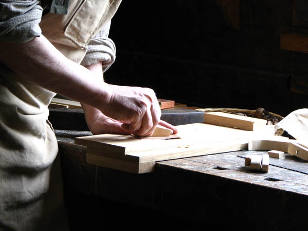 Nuestro equipo de profesionales cuenta  con muchos años de contrastada <strong>experiencia</strong> en el sector de la <strong>carpintería de madera en Móstoles</strong>.